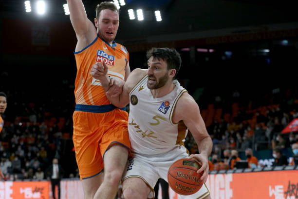 在周琦缺阵 在周琦缺阵