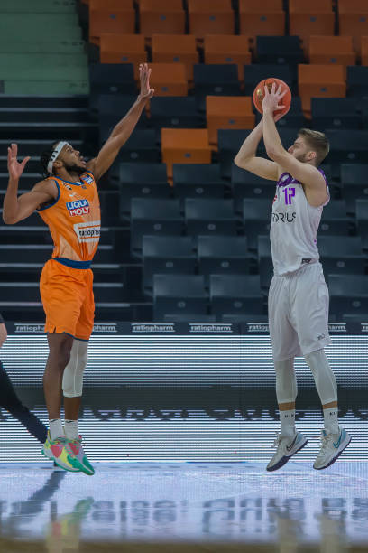 主队中场控 主队中场控